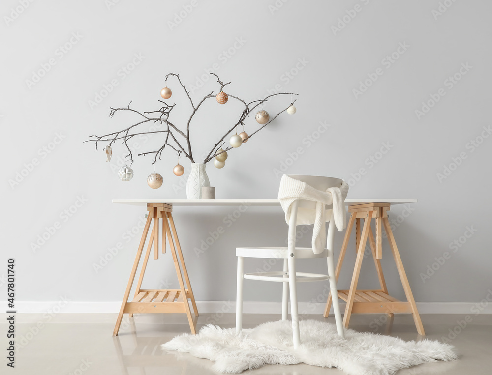 白色桌椅，浅色墙面装饰圣诞