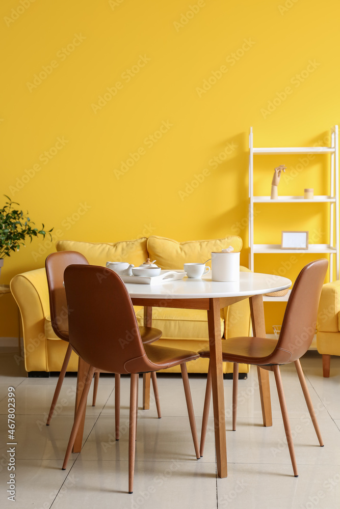 带餐桌的亮黄色餐厅内部