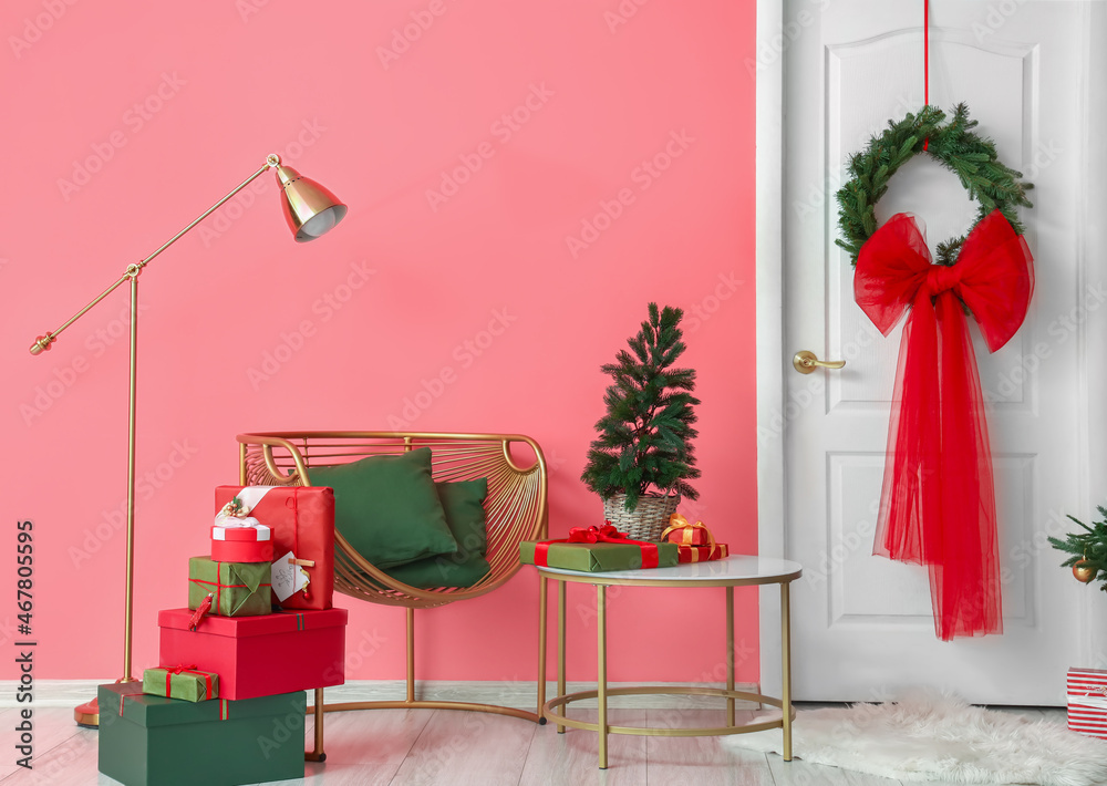 房间内部装饰有白色门、圣诞树和靠近彩色墙的礼物
