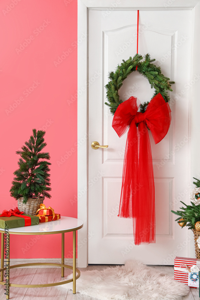 白色装饰门，彩色墙附近有圣诞树的桌子