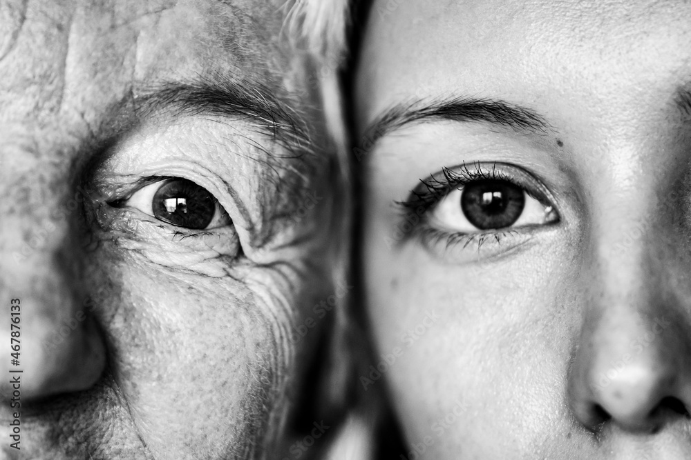 灰色壁纸背景，老女人和年轻女人的眼睛