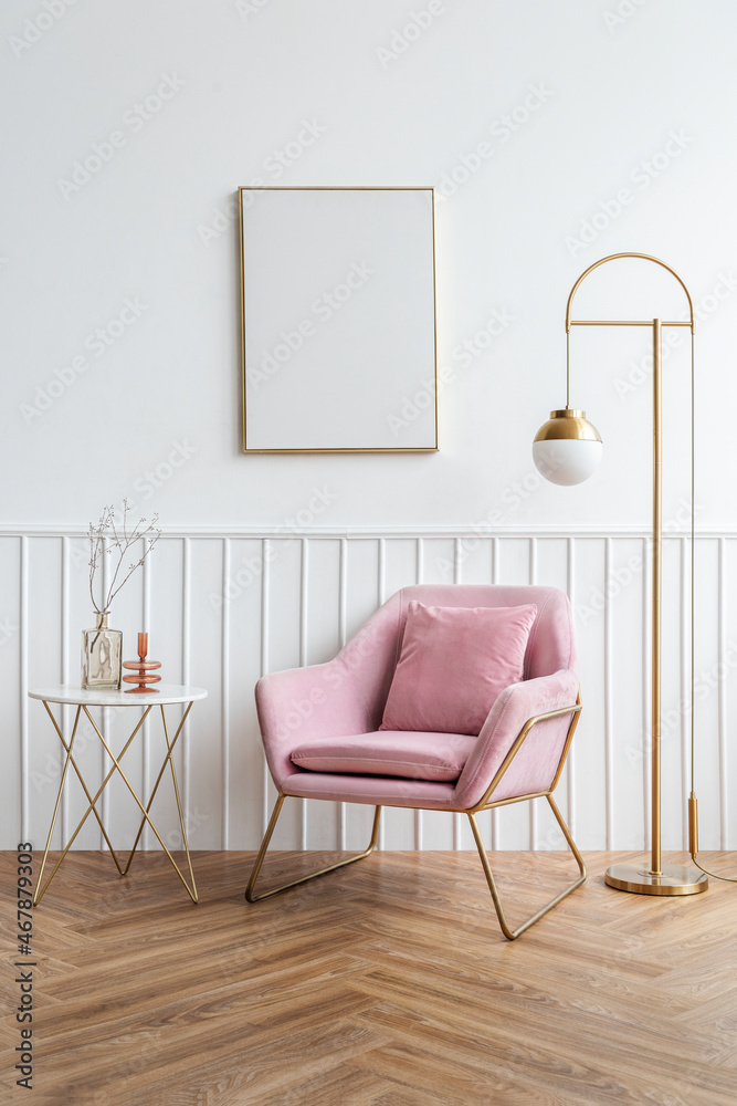 粉色天鹅绒扶手椅旁的空白相框