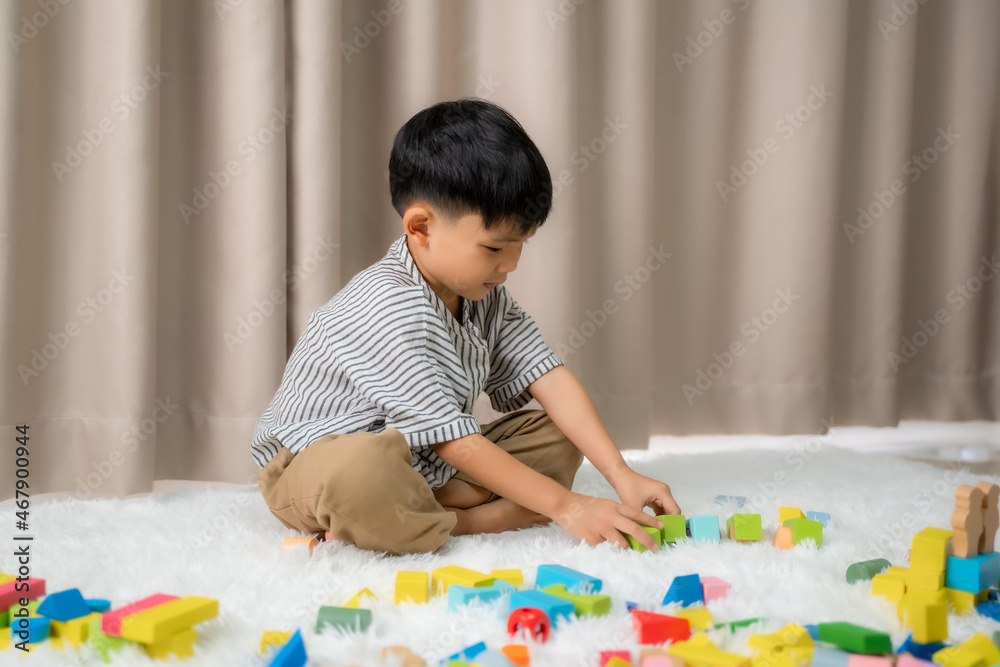 儿童在家、幼儿园或托儿所玩玩具，儿童发展蒙台梭利游戏