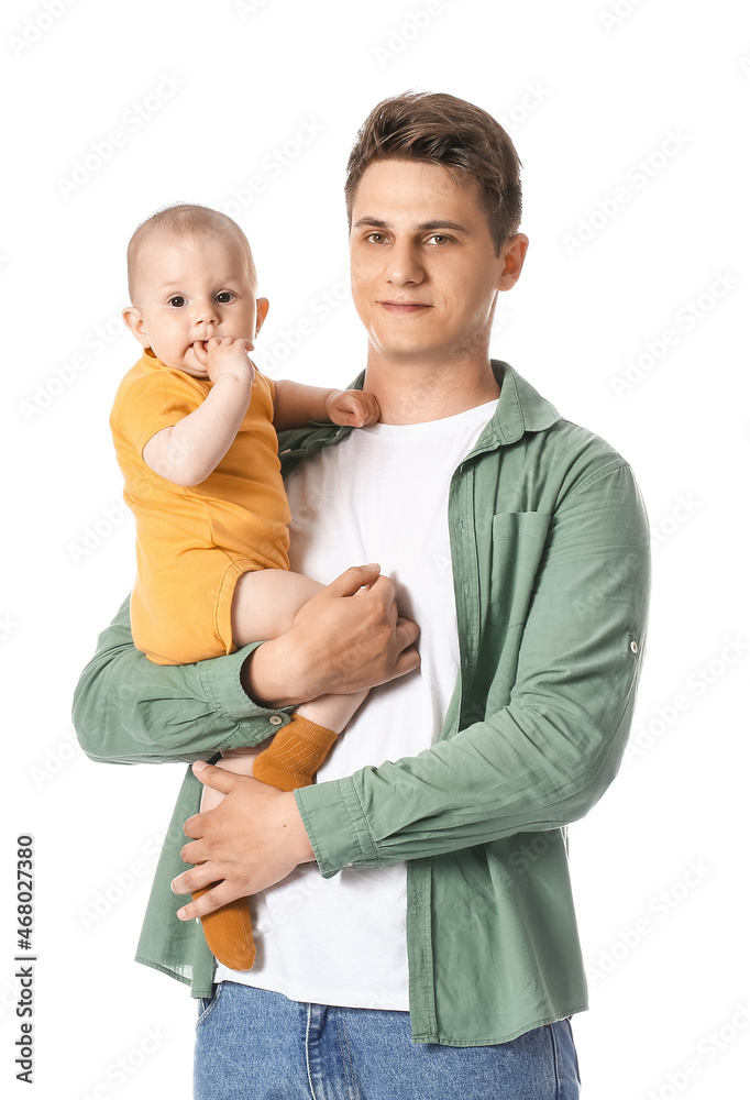 白人背景下带着小婴儿的年轻父亲