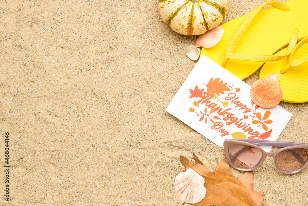 南瓜、人字拖、贝壳、干树叶、太阳镜和纸质卡片，上面写着感恩节快乐