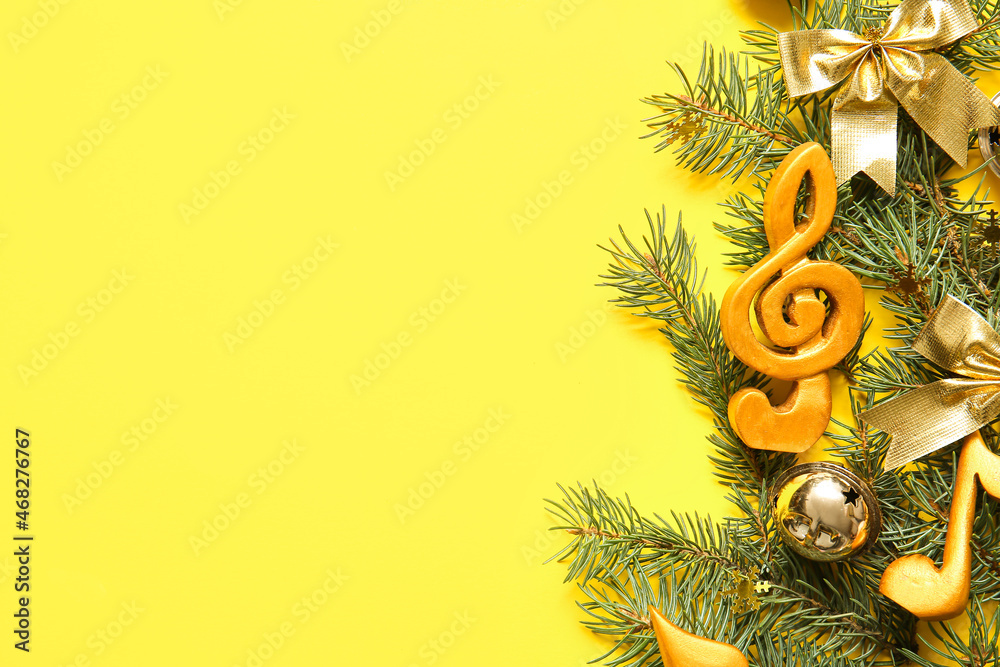 黄色背景上带有圣诞装饰和冷杉树枝的注意标志