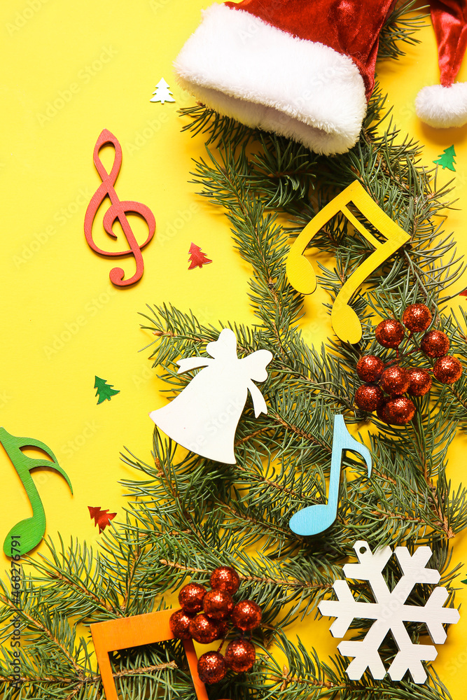 黄色背景上带有圣诞装饰和冷杉树枝的注意标志