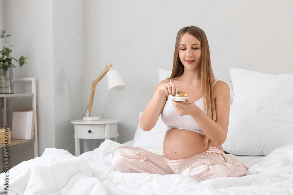 卧室里有一罐奶油的年轻孕妇