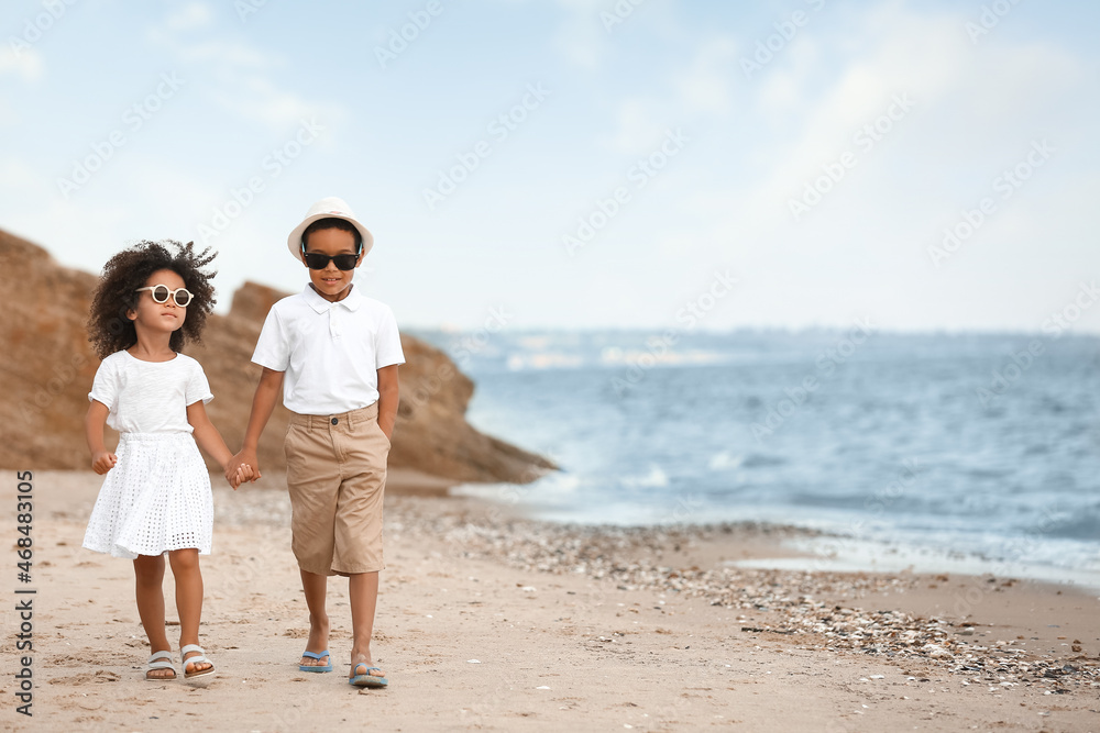 非洲裔兄弟姐妹在海边散步