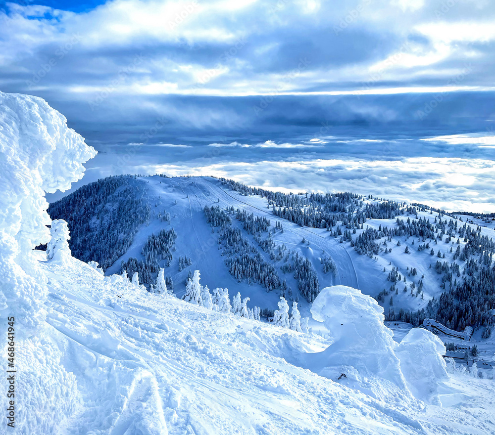 雪堆散落在偏远地区，俯瞰着沃格尔滑雪场的斜坡。