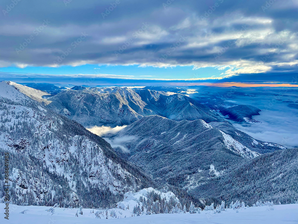 朱利安阿尔卑斯山脉的冬季山谷和岩石山脉令人叹为观止。