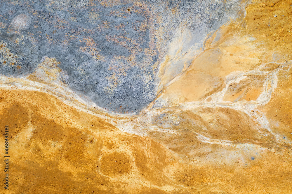 废弃黄铁矿尾矿的彩色表面。采矿背景，正上方鸟瞰图