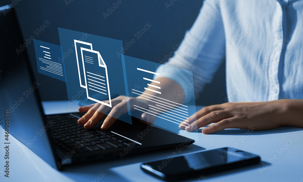 女商人在带虚拟屏幕的笔记本电脑上工作。流程自动化可有效管理文件。