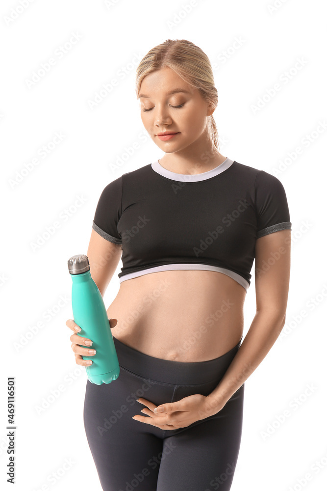 年轻孕妇拿着白底水瓶