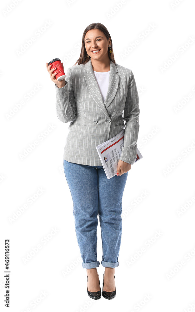 微笑的女商人，白底拿着一杯咖啡和报纸