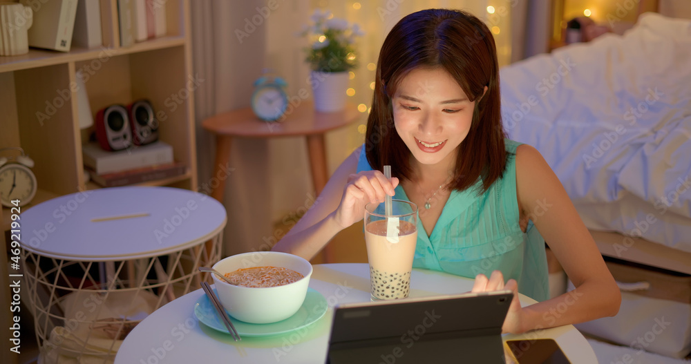女人在平板电脑上看视频