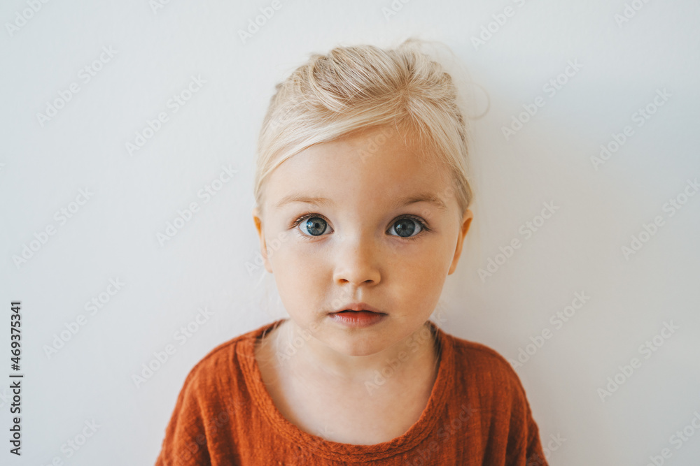 小女孩可爱的金发婴儿在家里蹒跚学步看着相机肖像3岁的孩子家庭l