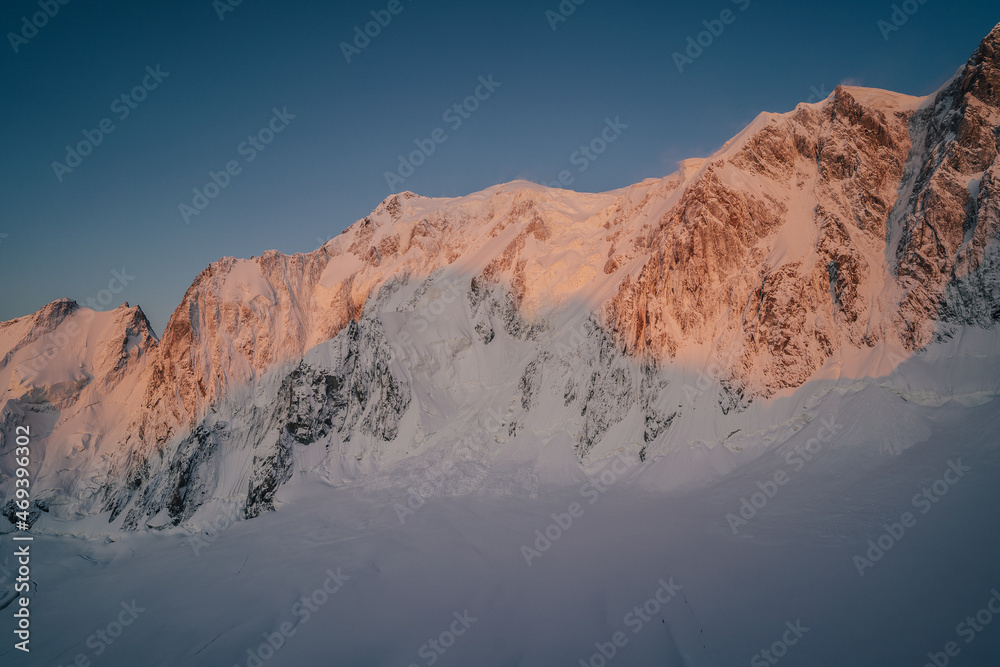 欧洲最高峰勃朗峰著名的布伦瓦峰。有雪、冰、雪的高山长城