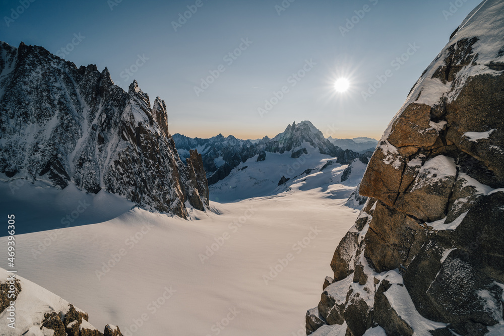 法国夏蒙尼，勃朗峰马西夫的阿尔卑斯山景观。阿尔卑斯山峰，Aiguille du Midi和