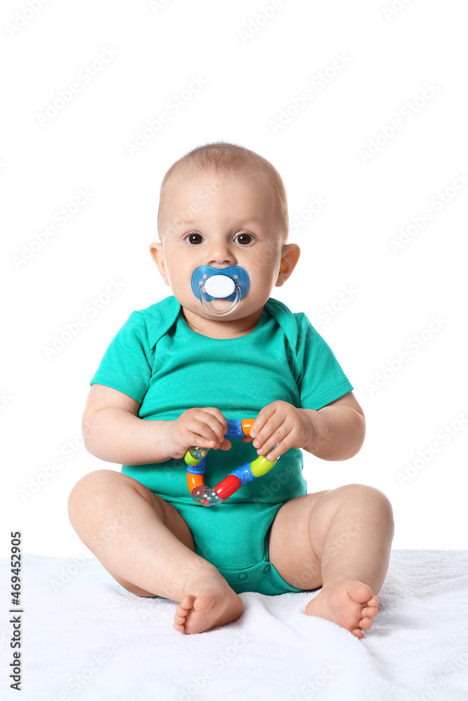 可爱的小男婴，白色背景上有小零食和玩具