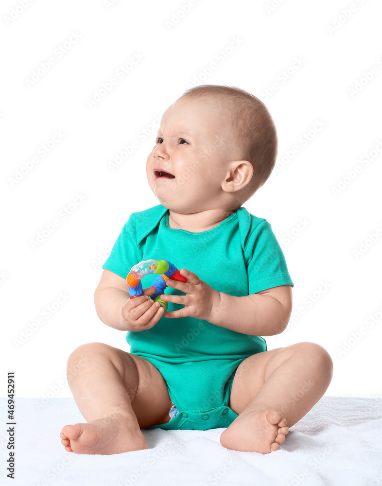 心烦意乱的小男婴在白色背景下玩玩具