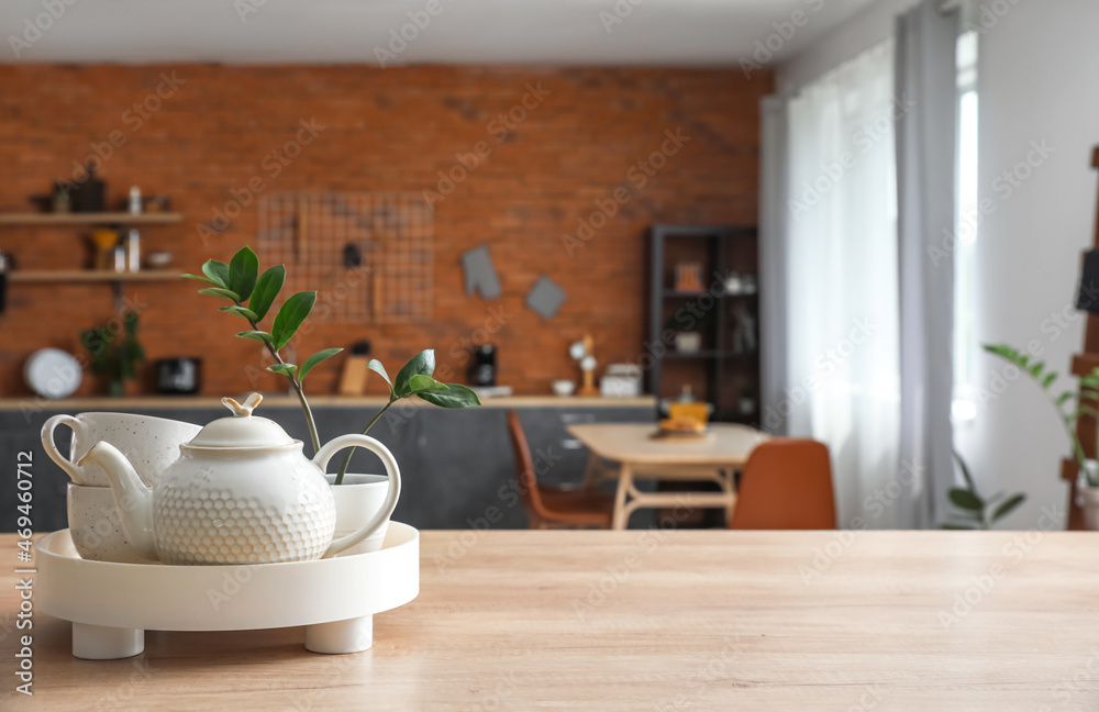 现代厨房内部背景上的茶壶托盘