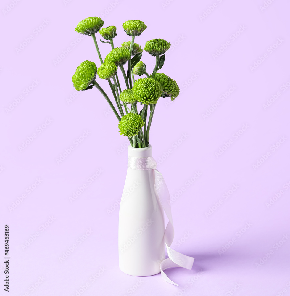 淡紫色背景的绿色菊花花瓶