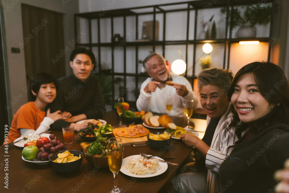 亚洲家庭在家餐桌前自拍