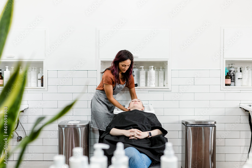 发型师给顾客洗头