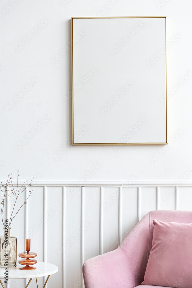 粉色丝绒扶手椅旁的空白相框