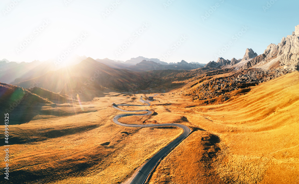 日落时分，秋日山谷蜿蜒道路上令人难以置信的鸟瞰图。金色的日落之光