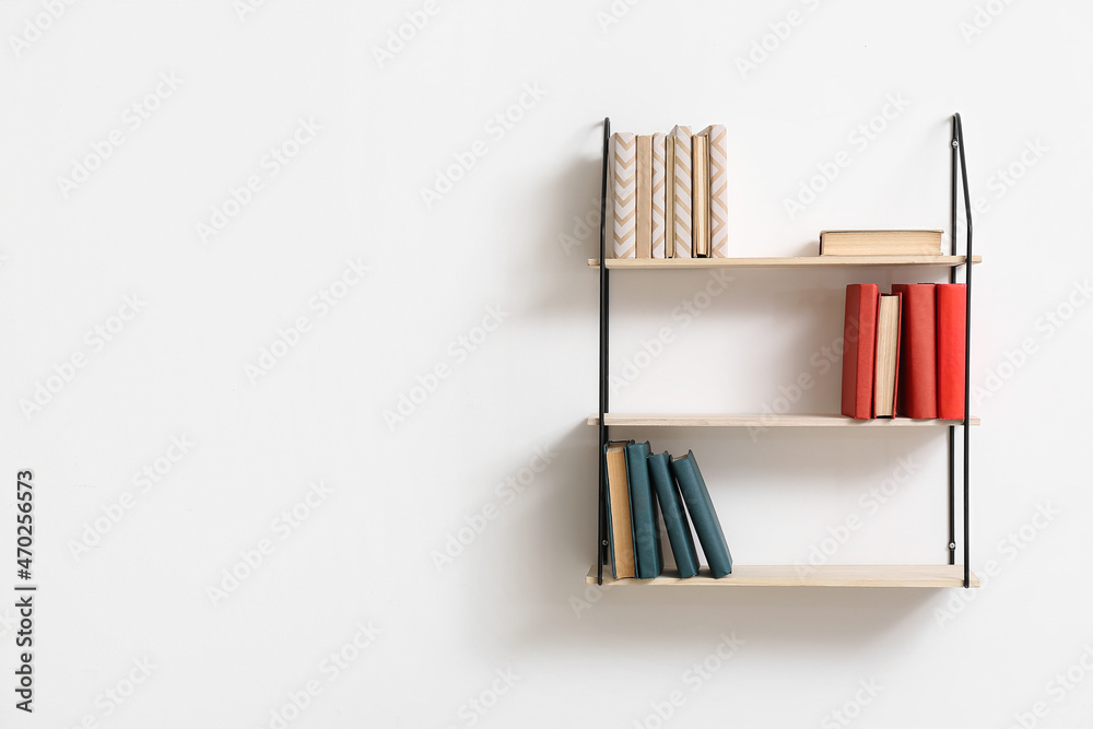 轻墙上挂着书的现代书架