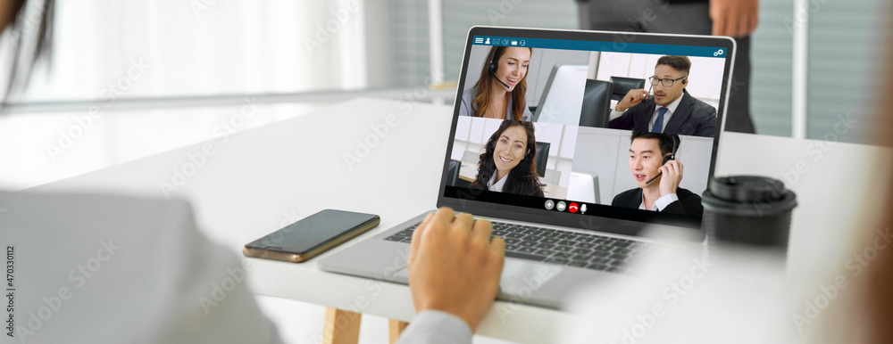视频电话会议中的商务人员熟练讨论办公室和虚拟工作中的商业计划