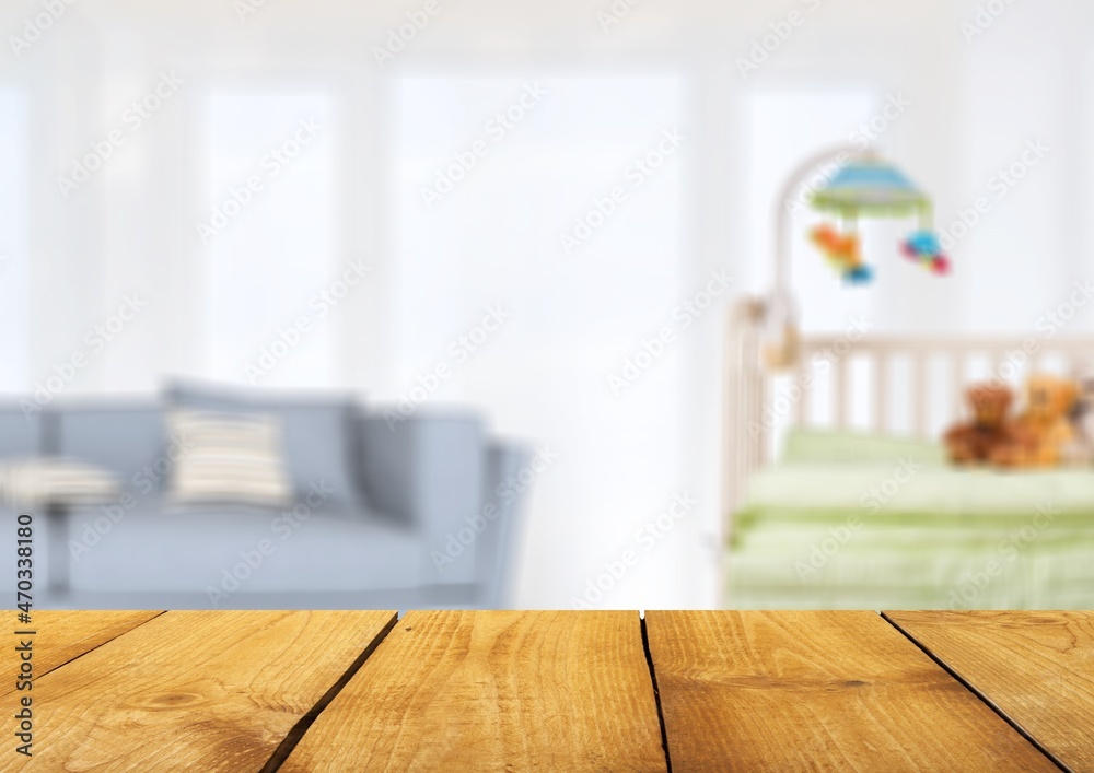 客厅空木桌面，带沙发和儿童玩具架
