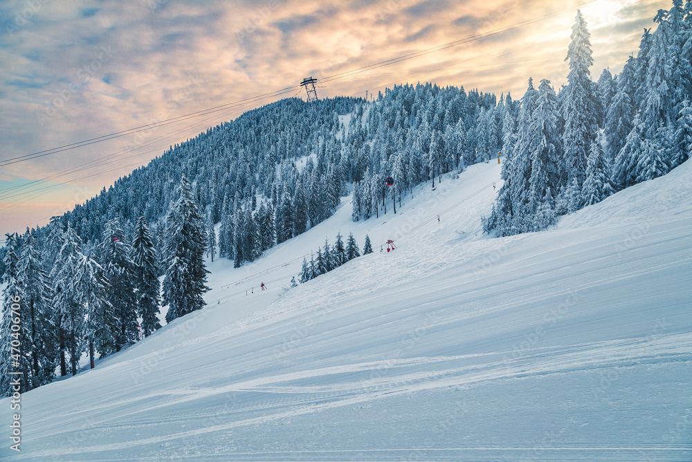 罗马尼亚森林中有新鲜路线的滑雪场