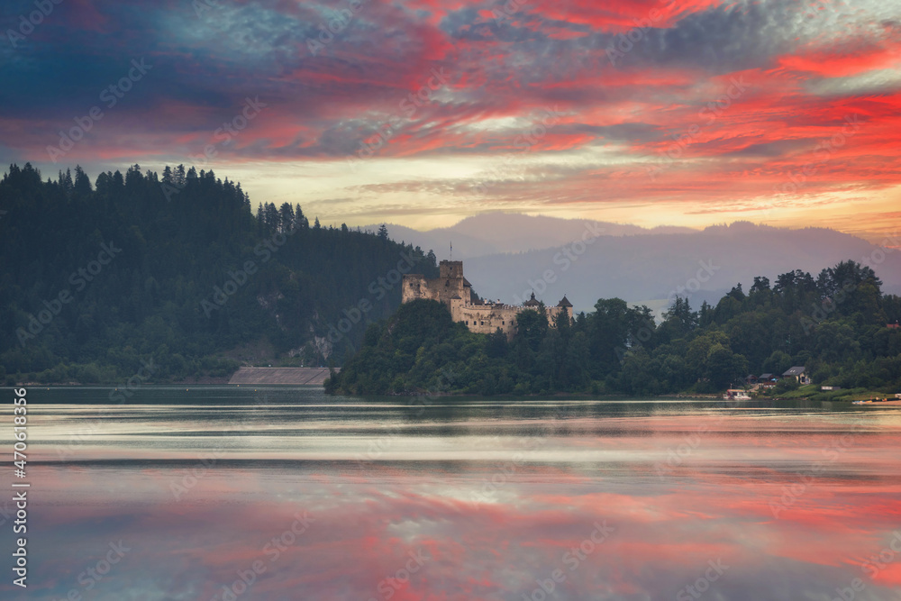 涅日察的中世纪杜纳杰克城堡，日落时在捷克湖倒影。波兰