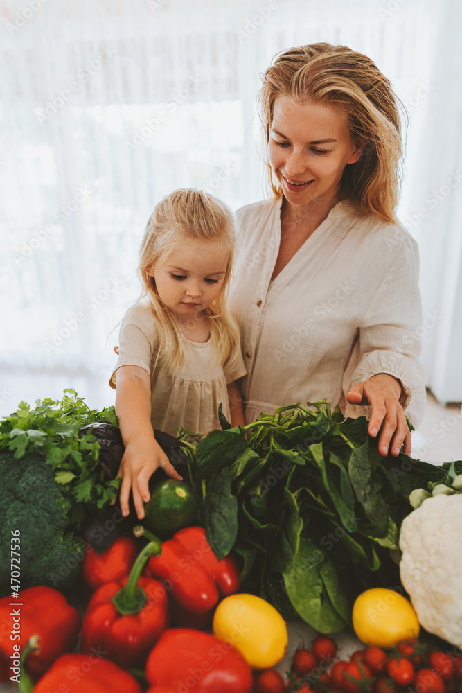 家庭母亲和女儿孩子烹饪健康食品蔬菜配料素食可持续生活