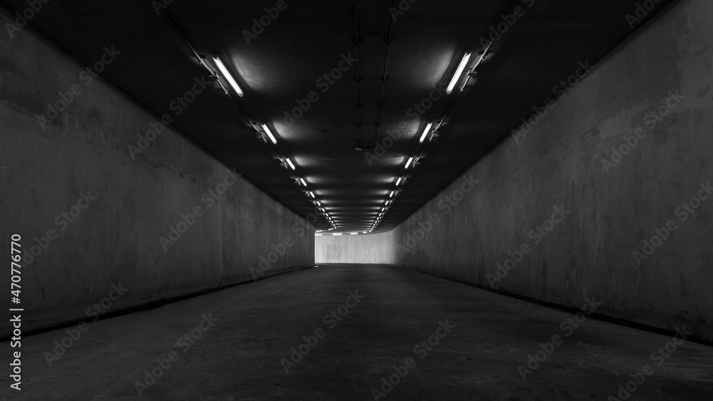 出口处有灯光的公路隧道，城市地下隧道单色通行。