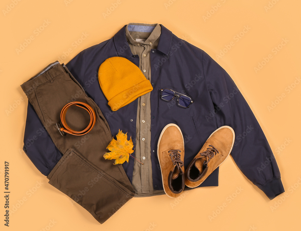 时尚男士夹克、裤子、腰带、帽子、鞋子和秋叶色背景