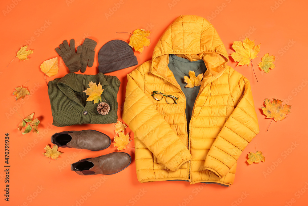 时尚男士夹克、运动夹克、手套、帽子、眼镜、鞋子和彩色背景秋叶