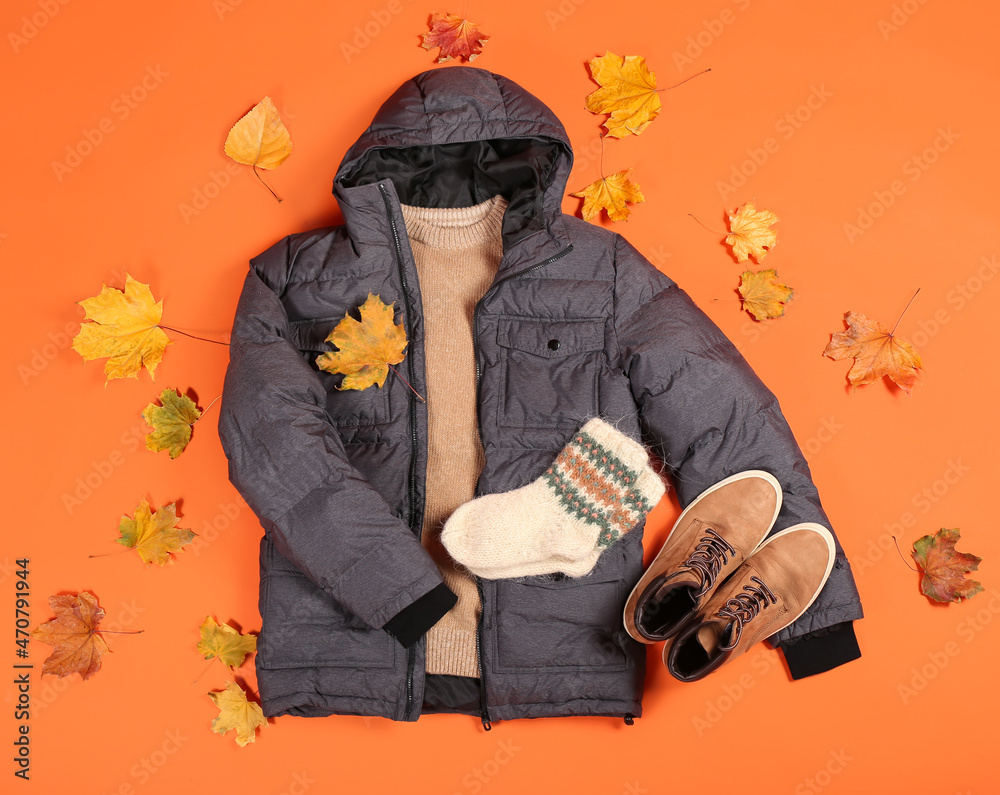 时尚的男夹克、毛衣、袜子、鞋子和秋叶色背景