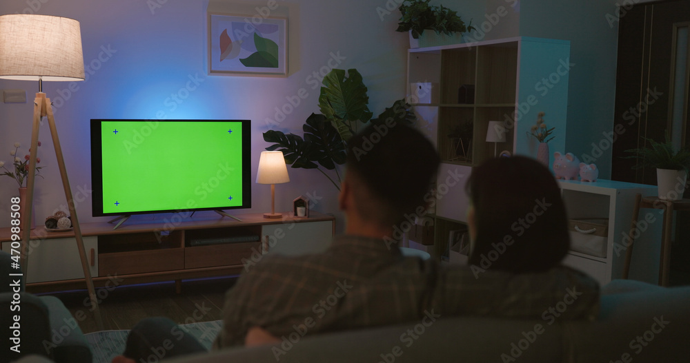 情侣看绿屏电视