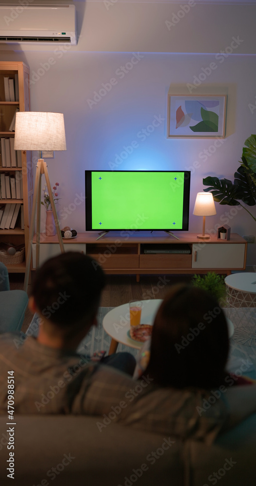 情侣看绿屏电视