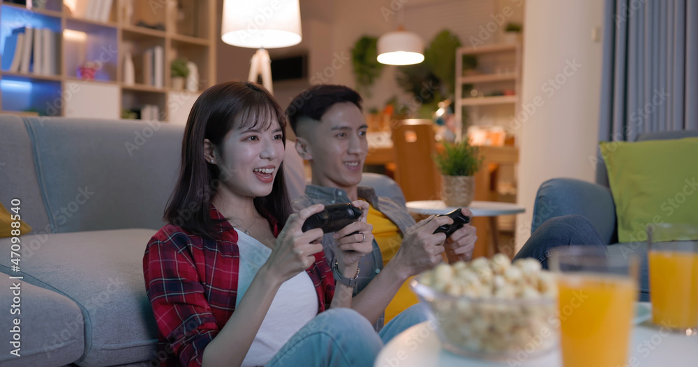 亚洲情侣玩电子游戏