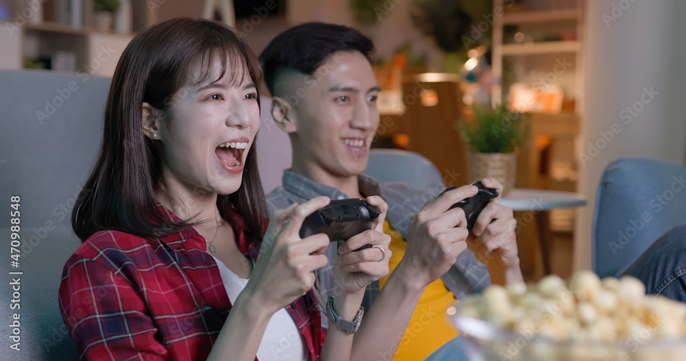 亚洲情侣玩电子游戏