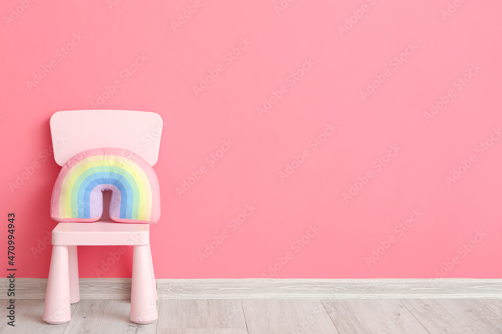 彩色墙附近有可爱玩具的儿童座椅