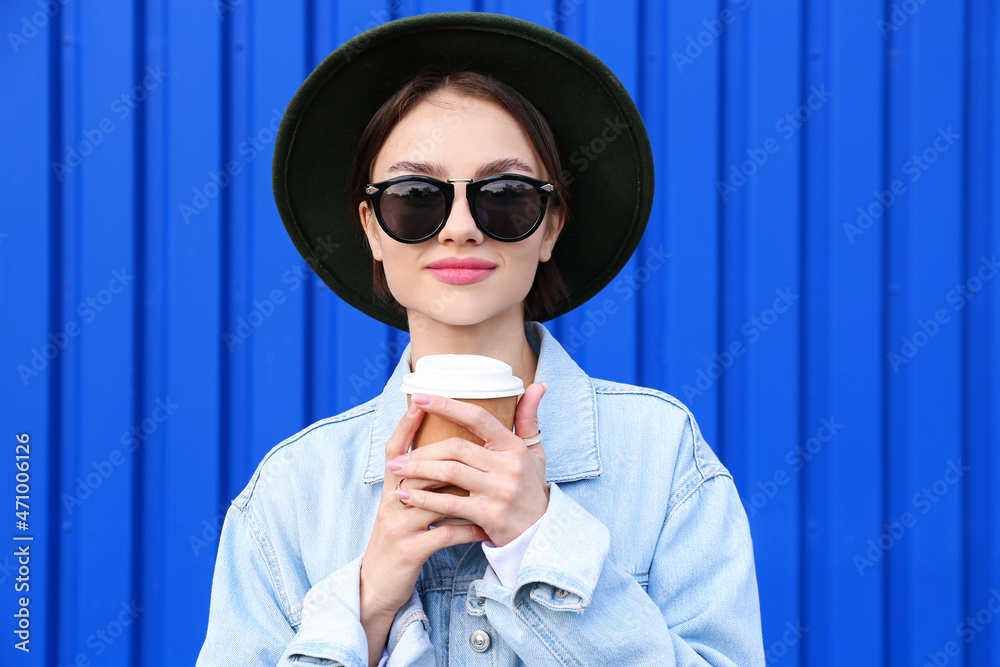年轻时尚女性的画像，蓝底纸杯茶