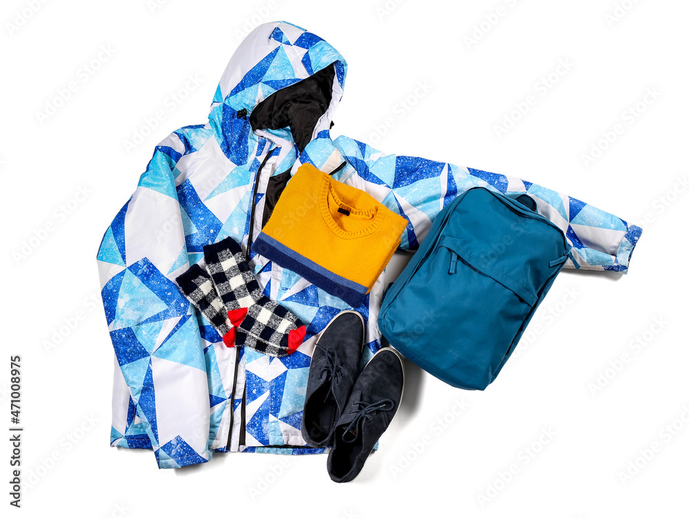 白色背景的男性冬季夹克、毛衣、袜子、背包和鞋子