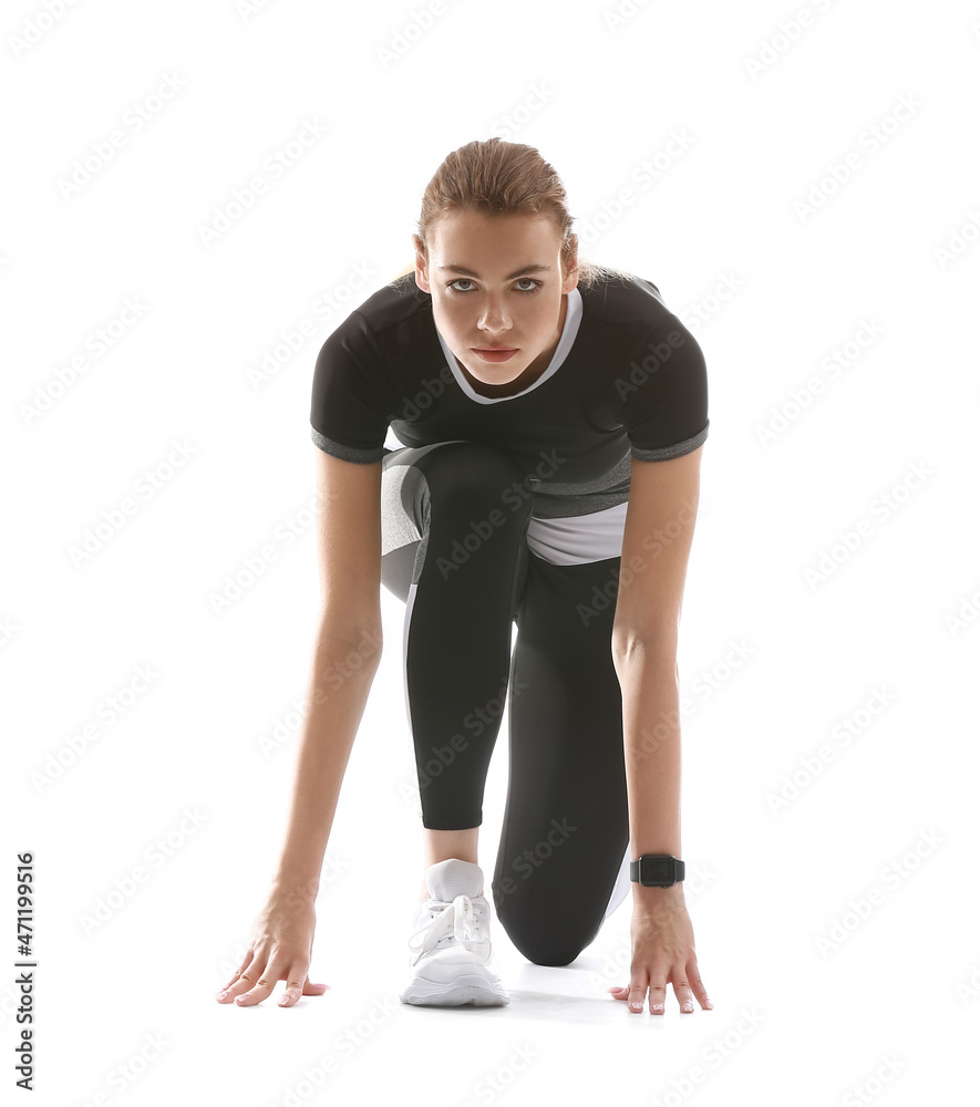白色背景下蹲着开始姿势的运动型年轻女子