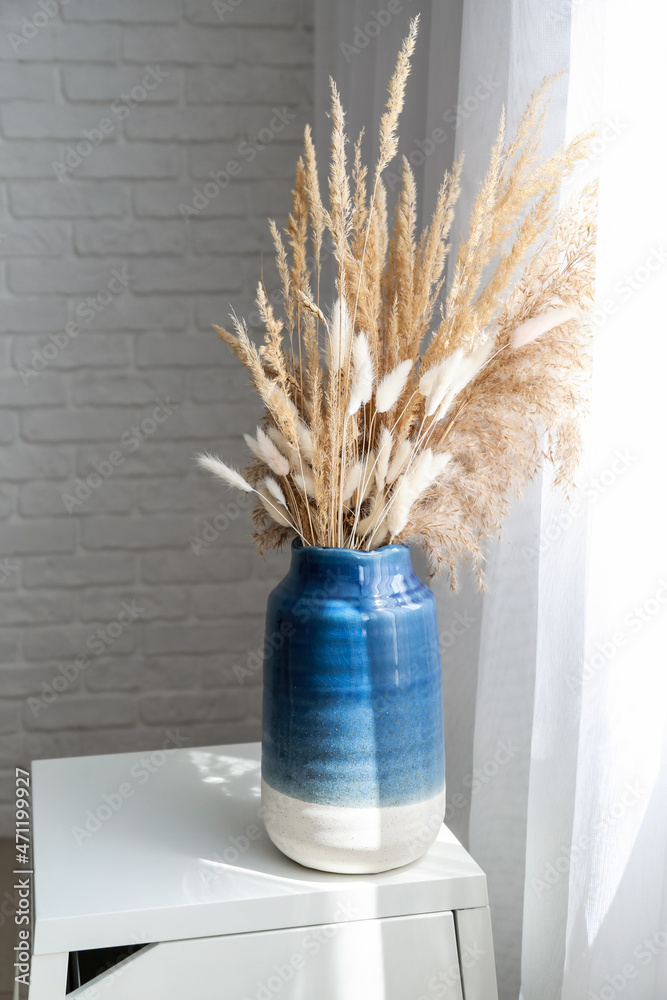 蓝色花瓶，桌子上靠近光幕的潘帕斯草原